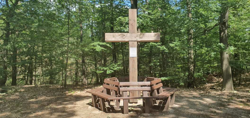 Gipfelkreuz des Märkischen Watzmann im sommerlichen Oberbarnim