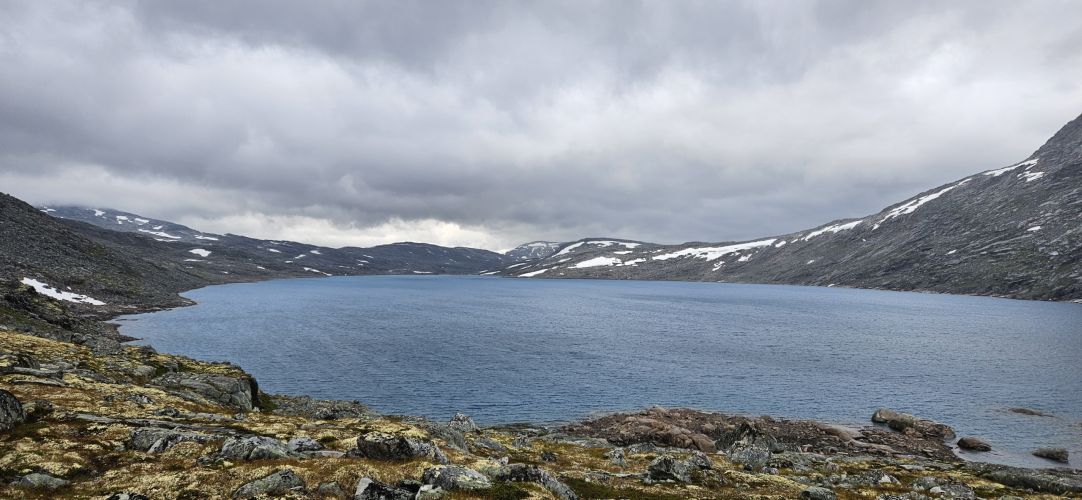 See Illvatnet und Geröllfeld am linken Ufer